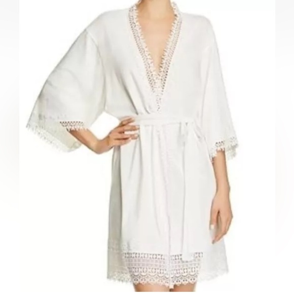 Flora Nikrooz Other - Flora Nikrooz Edie Daisy Crochet Lace Short Robe Wrap Kimono Sleeve White Size M